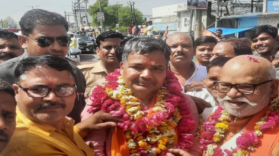 BJP Workers took out bulldozer rally to welcome cabinet minister Jaiveer Singh in Firozabad