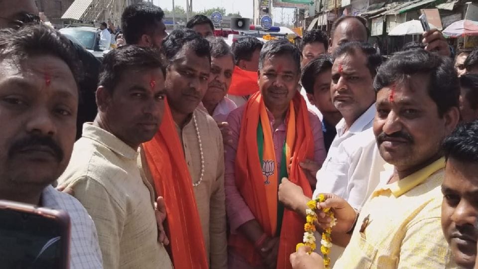 BJP Workers took out bulldozer rally to welcome cabinet minister Jaiveer Singh in Firozabad