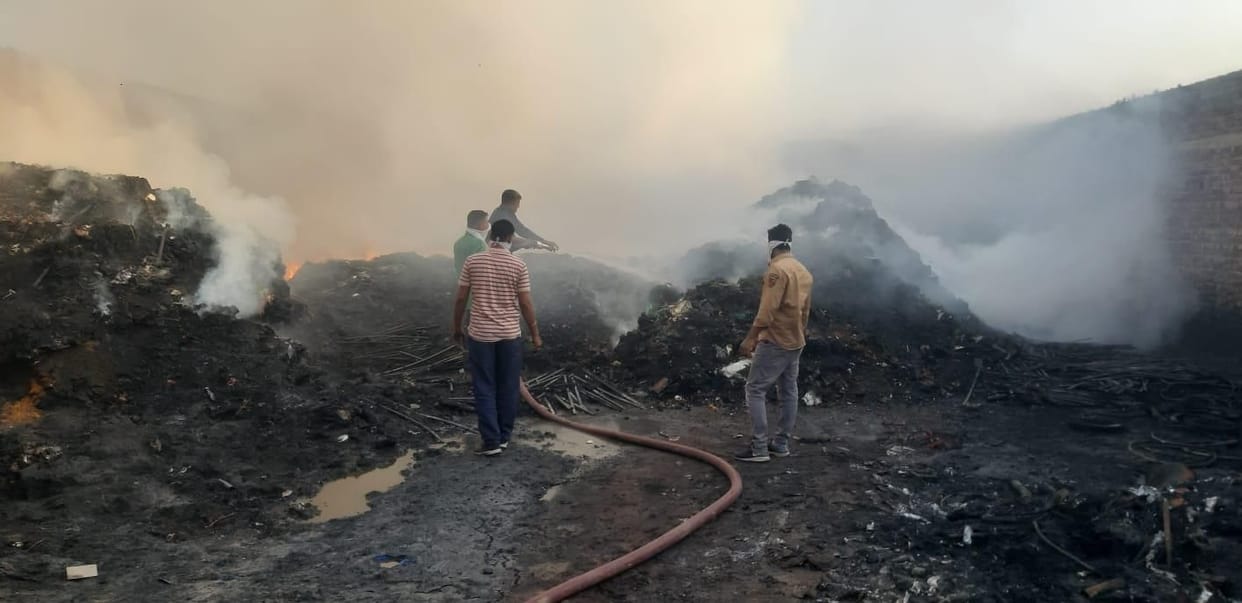 Fierce fire in old cardboard warehouse, two fire brigade vehicles found control