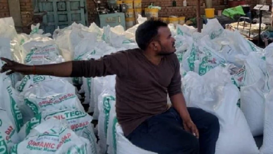 License of three seed shops suspended action taken on running away after seeing Agriculture Department team