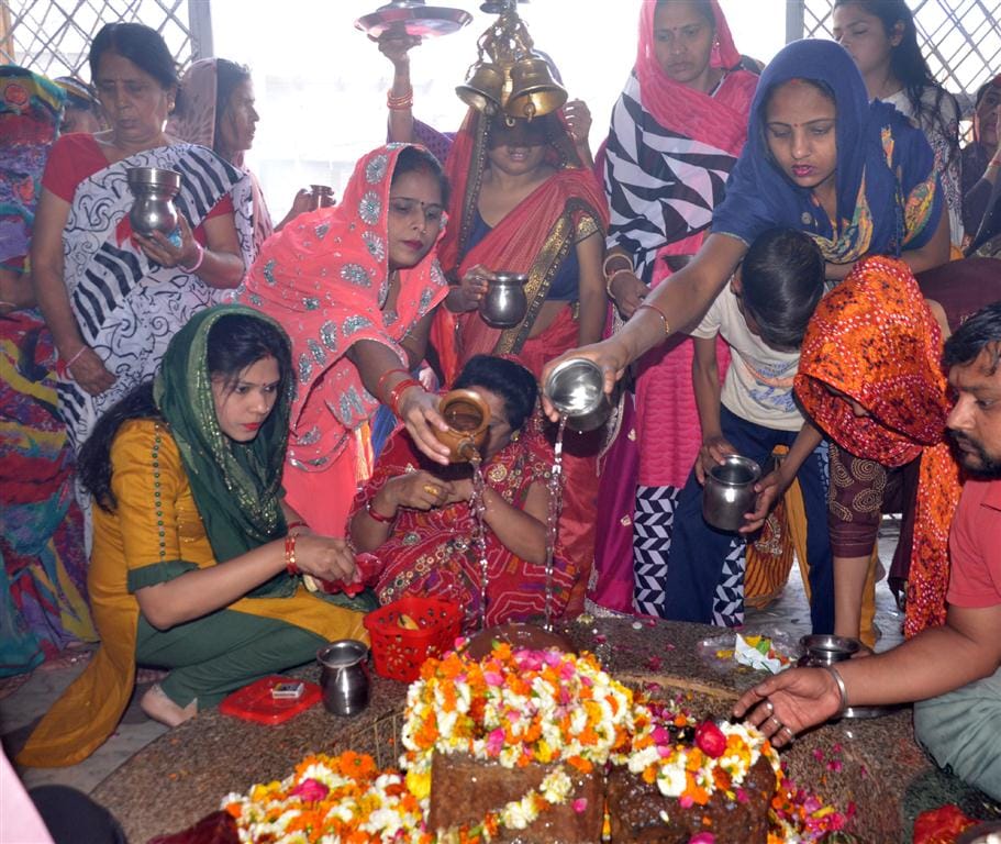 Alligators resonated in the temples, by lighting the flame, the devotees sought their blessings