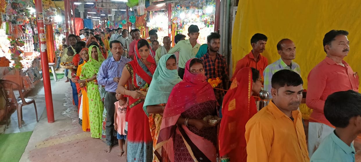 On the first day of Navratri, there was an influx of faith in Sheetla Dham Chowkia and Maihar Mata Temple.