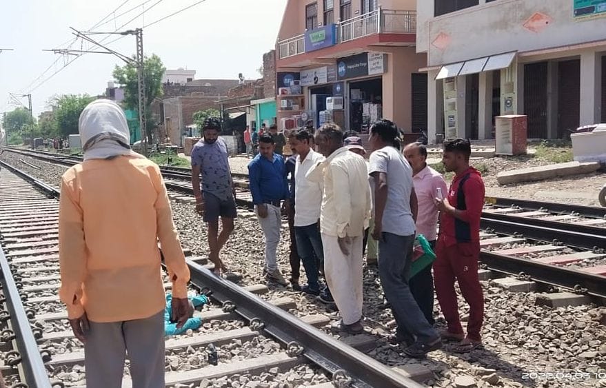 auraiya news,Old man dies after being hit by goods train