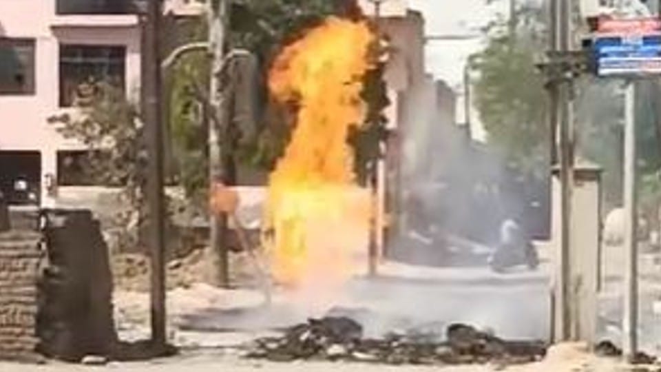gas pipeline caught fire in agra