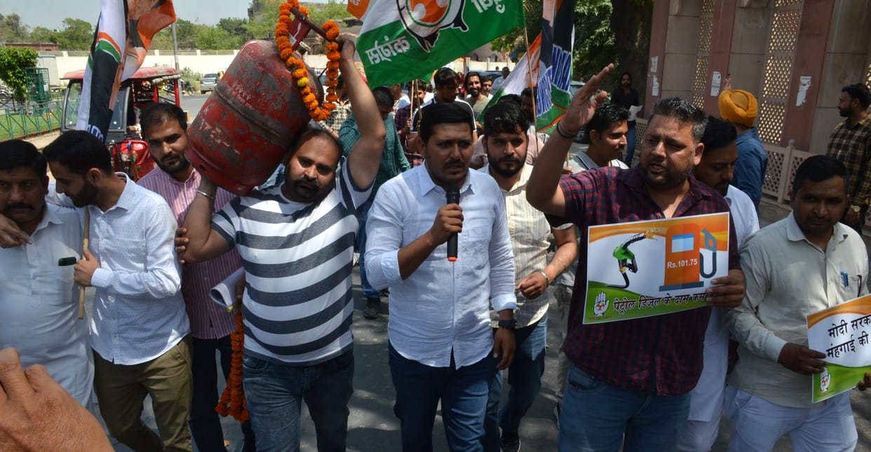 Youth Congressmen took to the streets by lifting gas cylinders on their heads