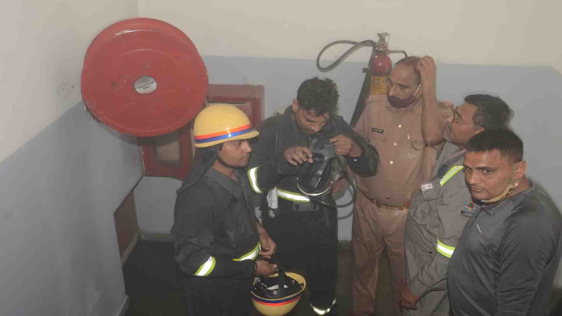 Massive fire broke out in Rave Moti Mall Kanpur