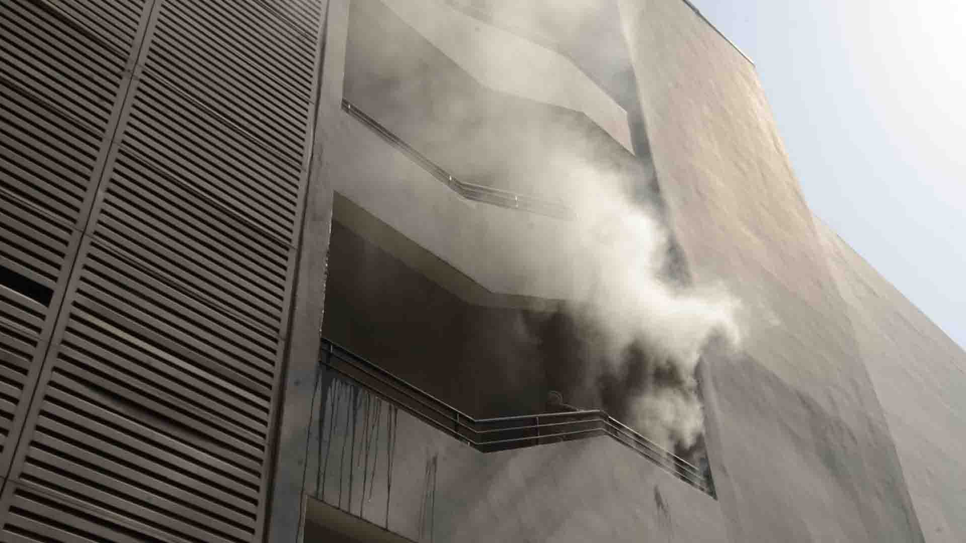 Massive fire broke out in Rave Moti Mall Kanpur