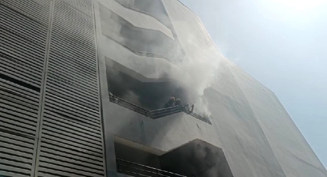 Massive fire broke out in Rev Moti Mall Kanpur 