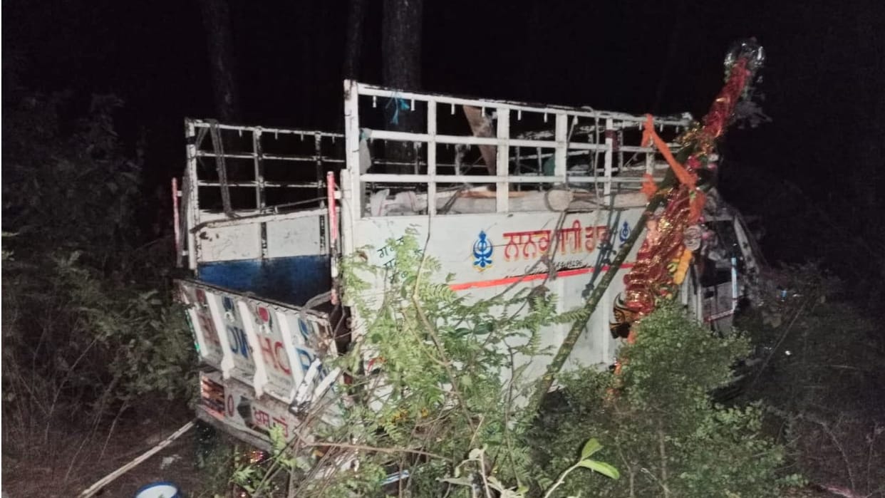 devotees vehicle fall into gorge two killed 17 injured kangra himachal pradesh