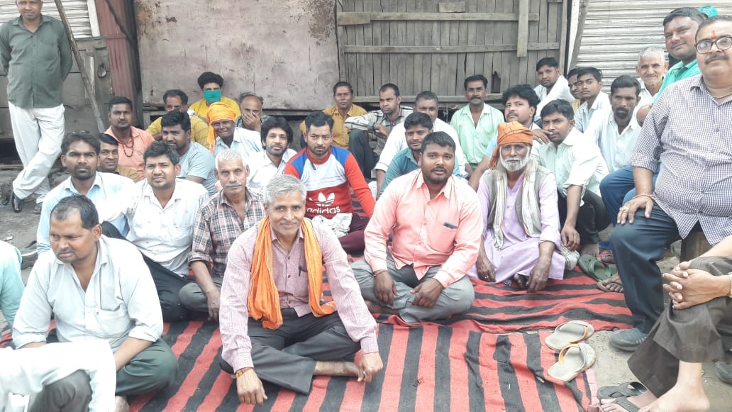 Allegations of favoritism in removal of encroachment, traders on dharna
