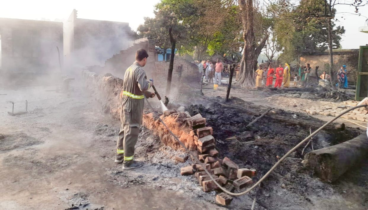 The fire caused by cylinder burst spread to six houses