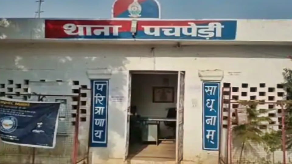 Bilaspur Constable kept liquor themselves in village one house and started making case, when video went viral superintendent of police attached lines four constables