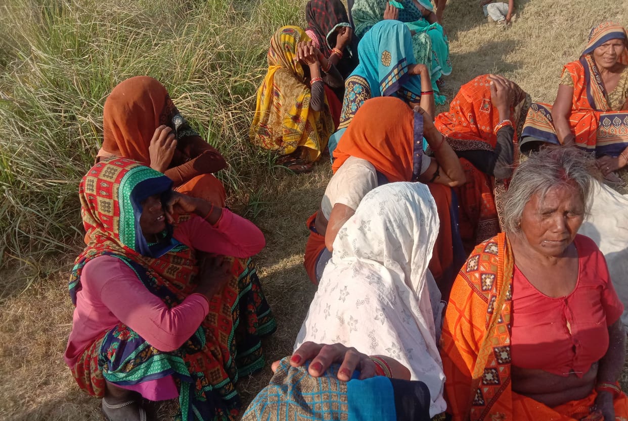 Kanpur Dehat: Old man dies by drowning in Sengur river, son takes out body from river