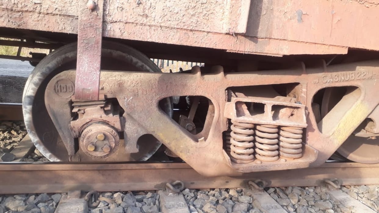 Sehore: Axle of goods train broken near Baktal station, two wheels derailed, major accident averted