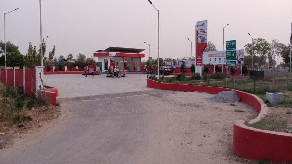 diesel petrol not available at Naira company pumps in agra