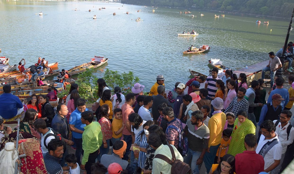 Crowd of tourists in Nainital on weekends