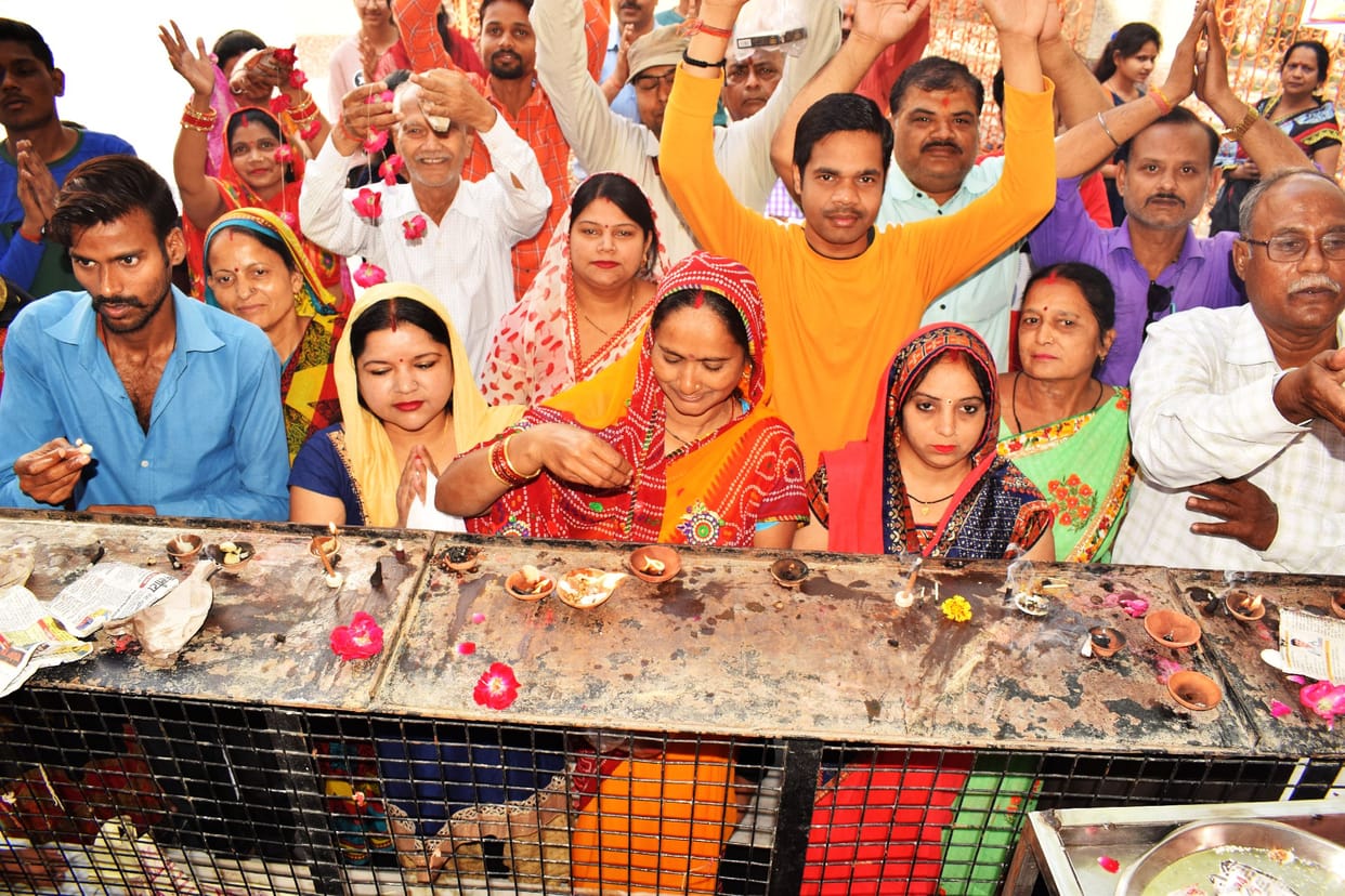 Navratri: Establishment done in houses and temples
