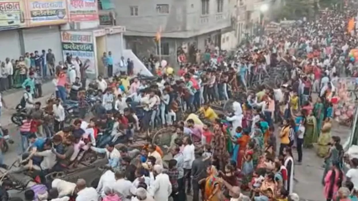 Burhanpur: Major accident averted at twelve cart fair, youths fell from bullock carts due to disturbance of balance, no casualties