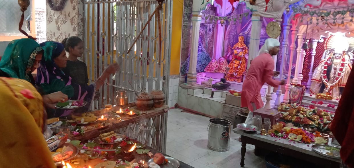 Kanpur Dehat : Worshiping Mother Shailputri on the first day of Navratri and seeking blessings