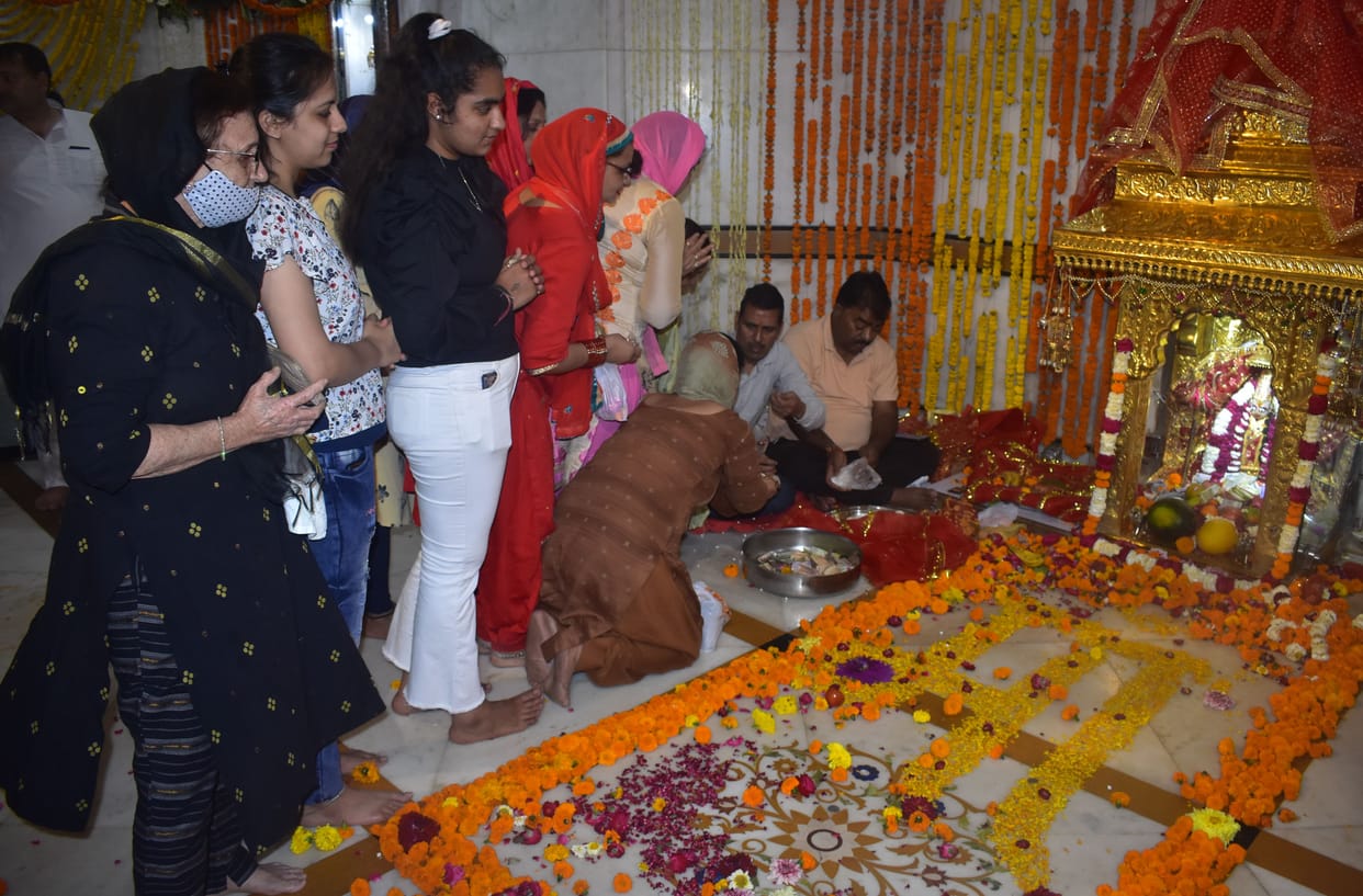 Navratri begins, mother's cheers