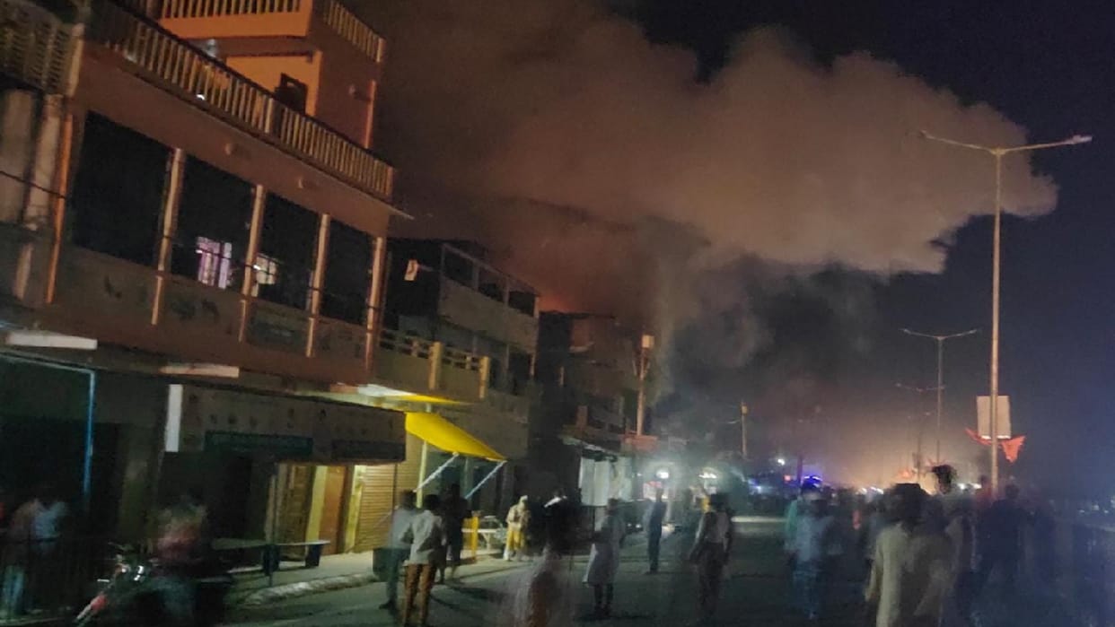 Fire broke out in the fireworks house due to the spark of the cutter machine, five including the innocent were scorched