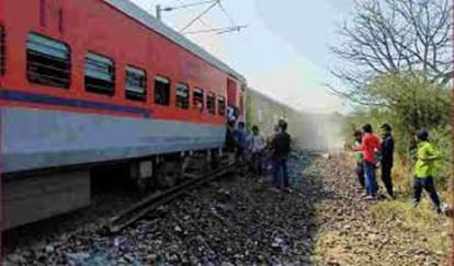 पवन एक्सप्रेस पटरी से उतरी।