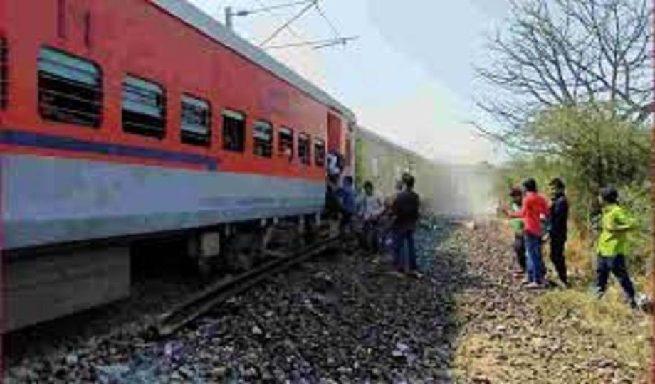 Rail accident: 45 passengers of Prayagraj narrowly survived after the accident of Pawan Express
