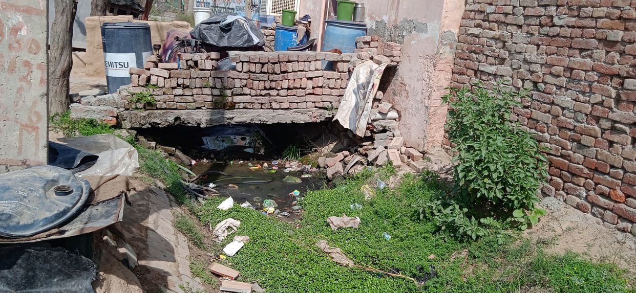 Drainage of dirty water became the reason for mutual quarrel among ward residents