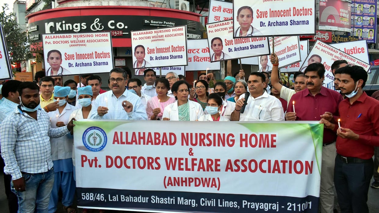 Doctors and businessmen paid tribute to Dr. Archana Sharma by lighting candles