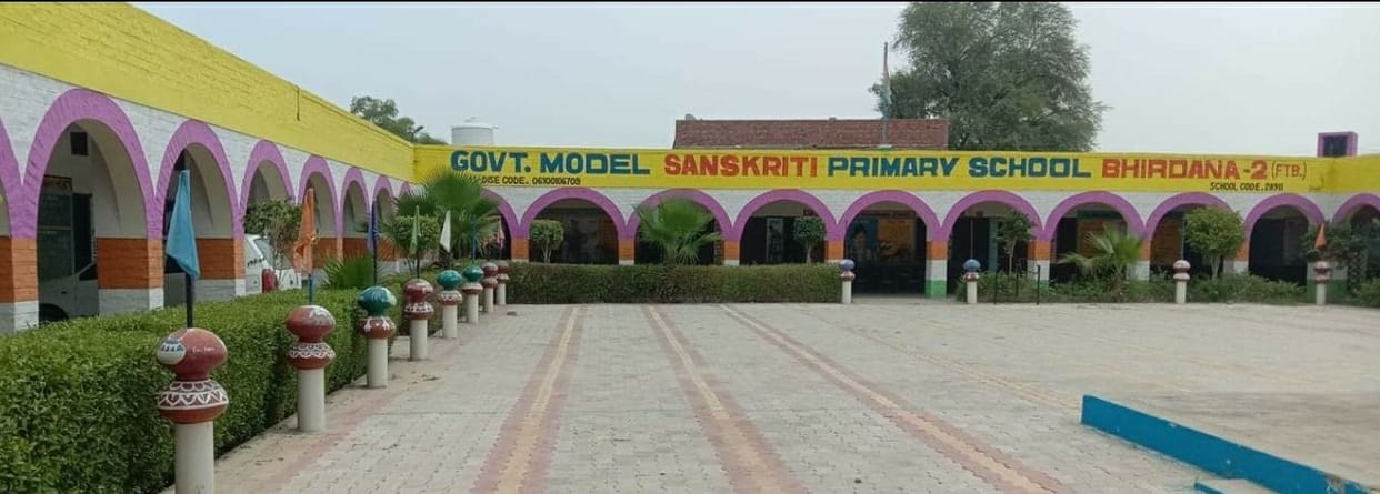 Model Sanskriti School has 9 rooms and 430 students, head teacher running alone