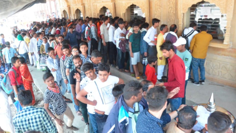 Rudraksh distribution in Sehore: More than a dozen counters started, 11 lakh Rudraksh will be distributed for the next six months