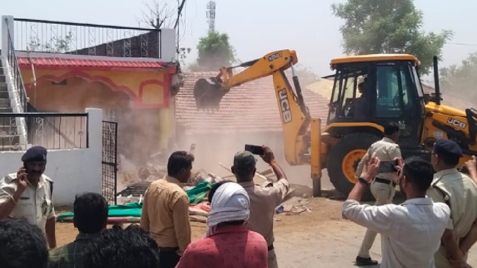 Seoni: In a few hours, the police solved the triple murder case, the bulldozer broke the house of the accused