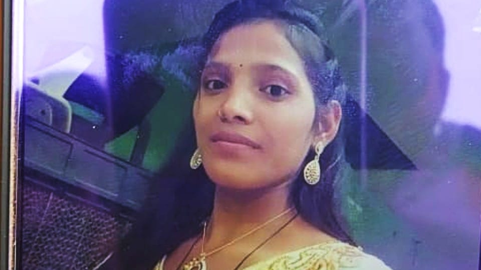 woman burnt to death after 44 days of marriage in agra