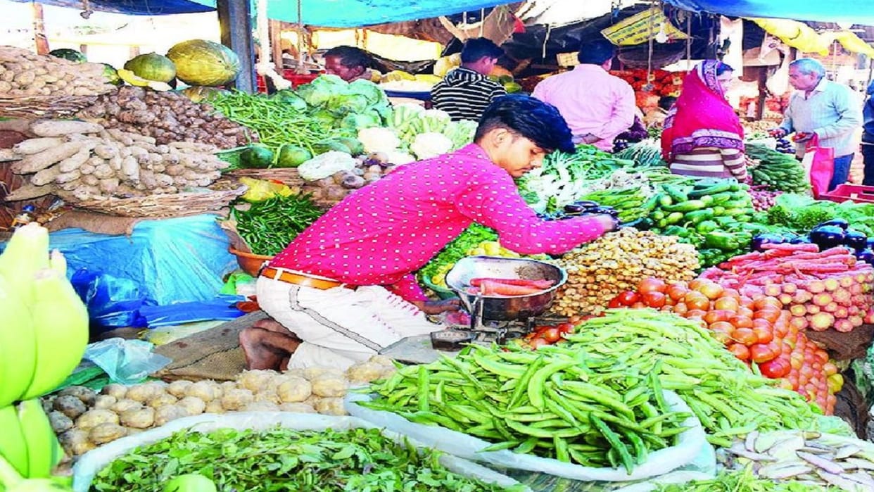 Green vegetables and fruits become expensive wholesale price is less than half
