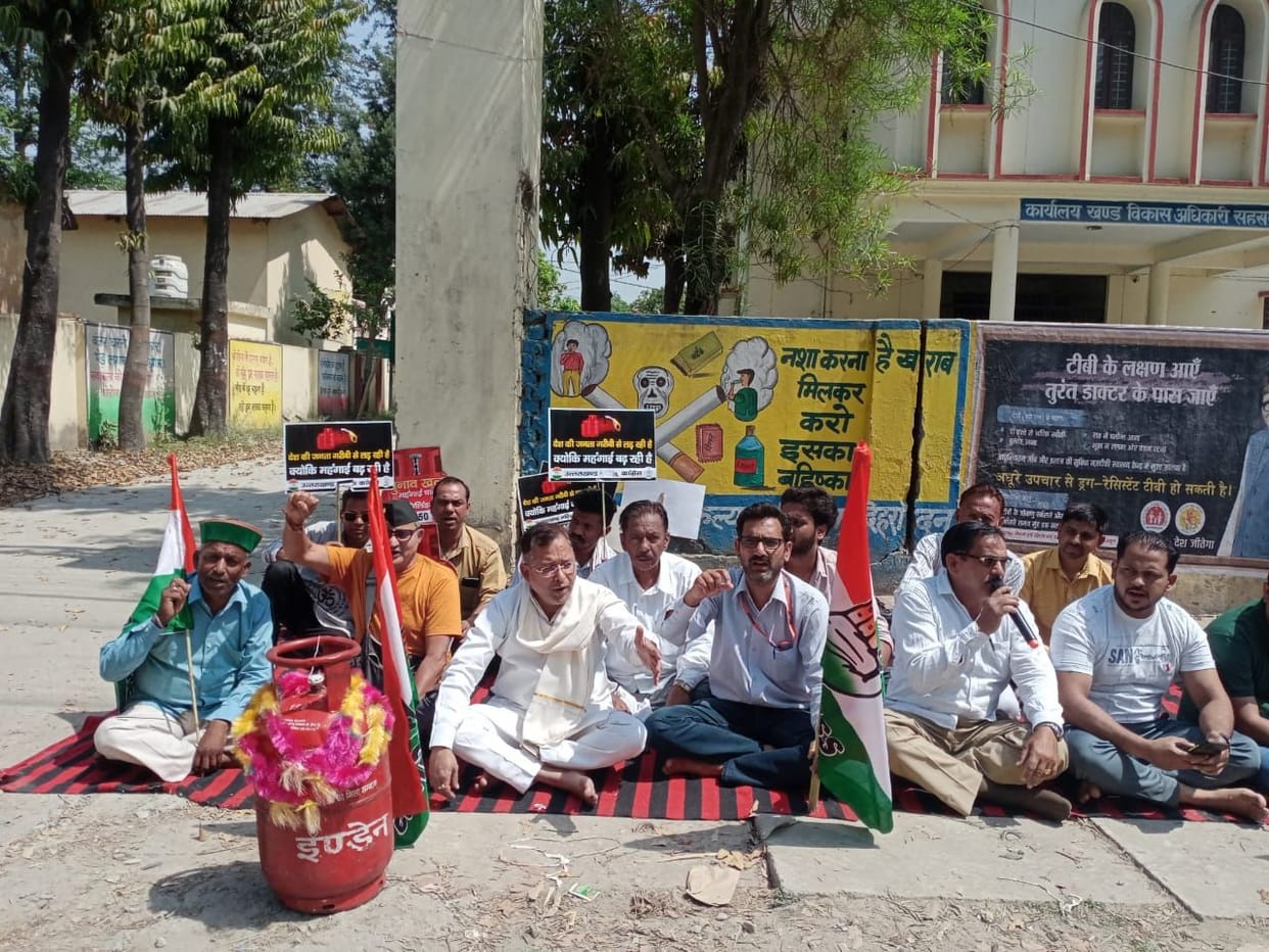 Congressmen sitting on dharna against inflation