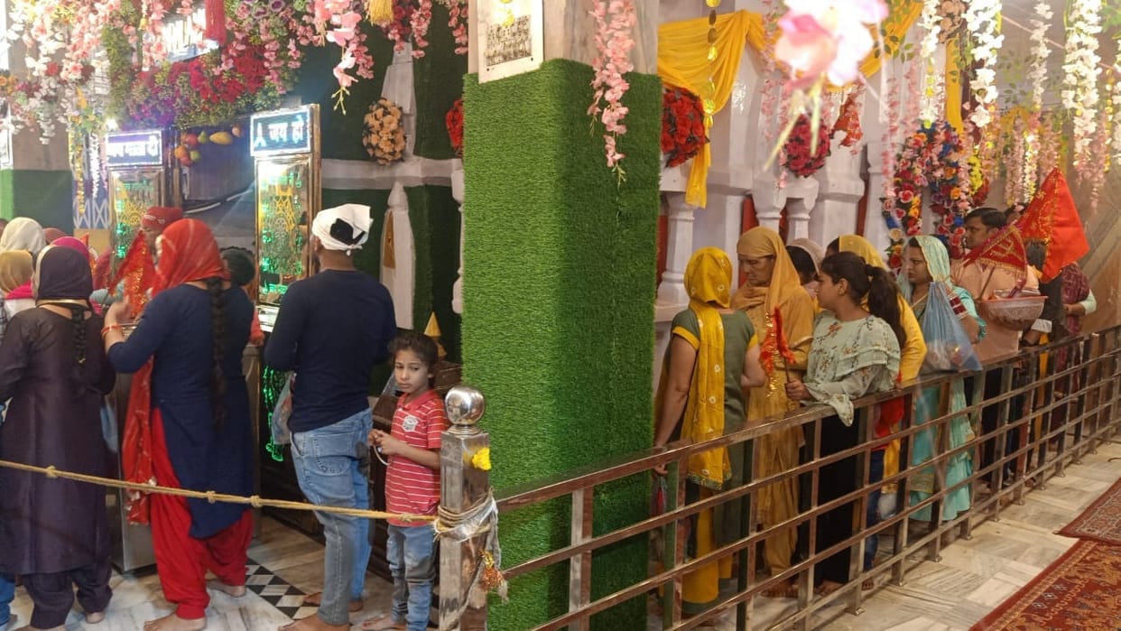 Devotees sought the happiness of the family after seeing Maa Shailputri