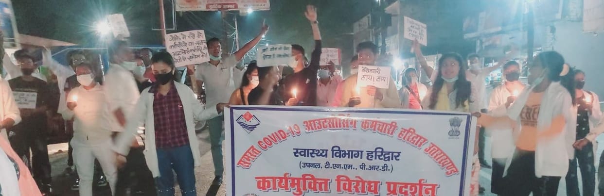The relieved employees took out a candle march