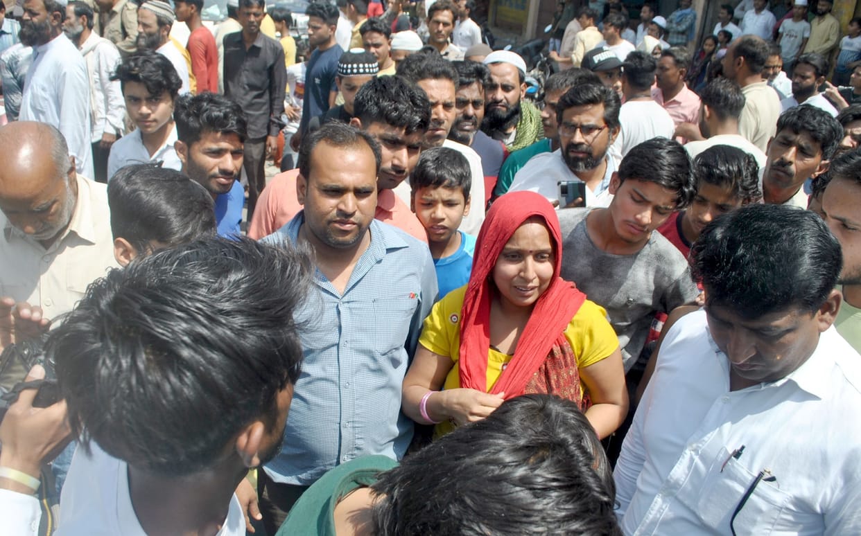 Couple dies after being crushed by a truck in Shamli