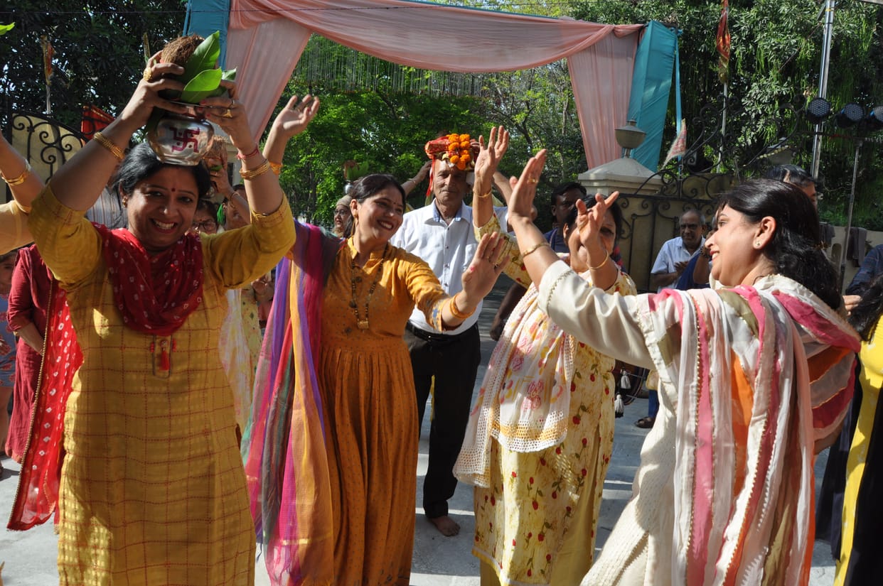 Women decorated the vase on the head, sought everyone's happiness