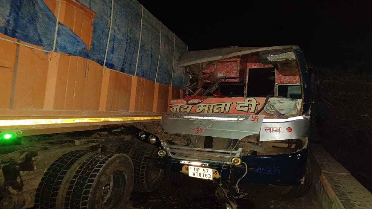 collision between trailor and bus full of devotee 18 injured all are going to worship temple in navratri