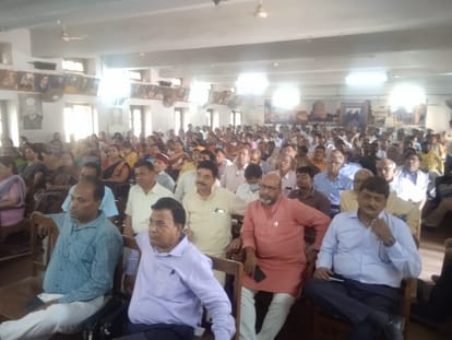 UP board exam  meeting became Uproarious in varanasi Center administrator angry due to change in system