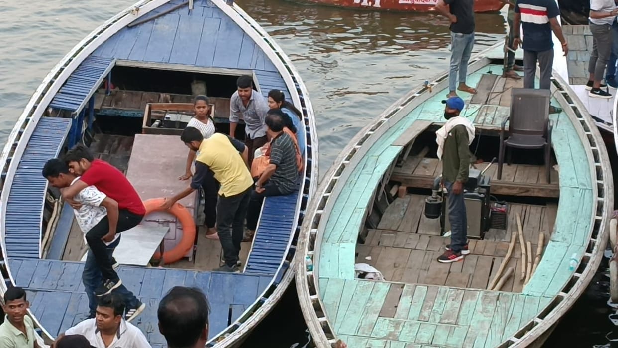 accident averted in Varanasi  Boat overturned in ganga after colliding with another boat  local people  saved everyone