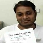 चांद पर खरीदने के कागजात दिखाते डिकेश