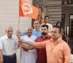 पानीपत। झंडा फेहराते हुए धीरज कपूर व अन्य।