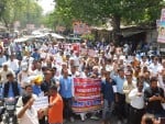पत्रकारों पर दर्ज फर्जी मुकदमे वापस लेने की मांग को लेकर नगर भ्रमण करते हुए कलेक्ट्रेट की ओर जाते पत्रकार और अन्य लोग।