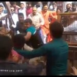 विवाद के चलते जमकर चले लात घूंसे। मौके पर लगी भीड़