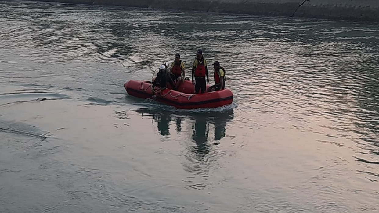 Young man lands car in river Ganga in Rishikesh with innocent son, fear of drowning