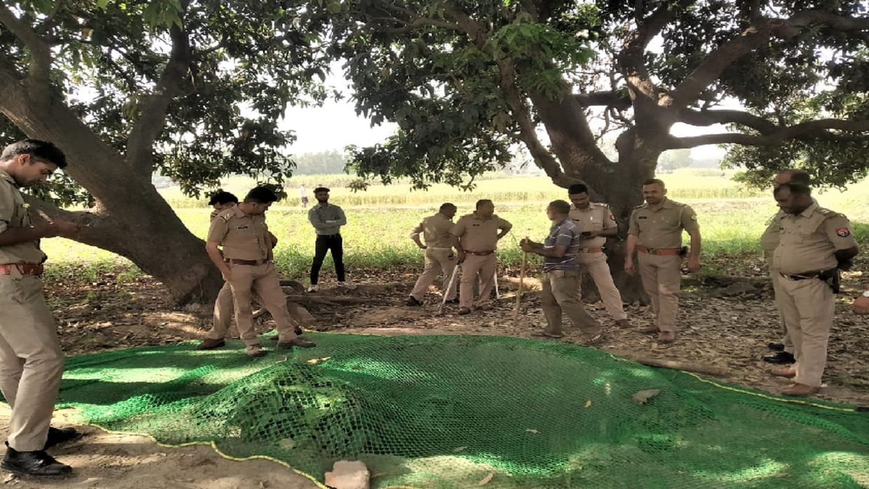 Leopard fell in a well filled with water, pulled out after thirteen and a half hours in moradabad