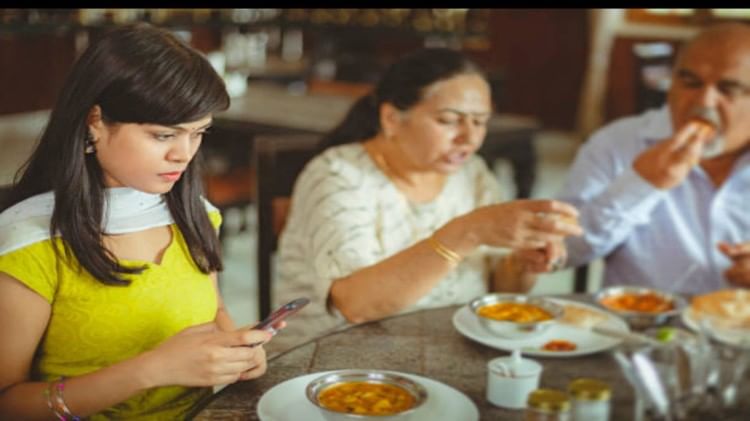 Vastu Tips: These mistakes while eating make Mother Lakshmi angry, poverty comes to the house