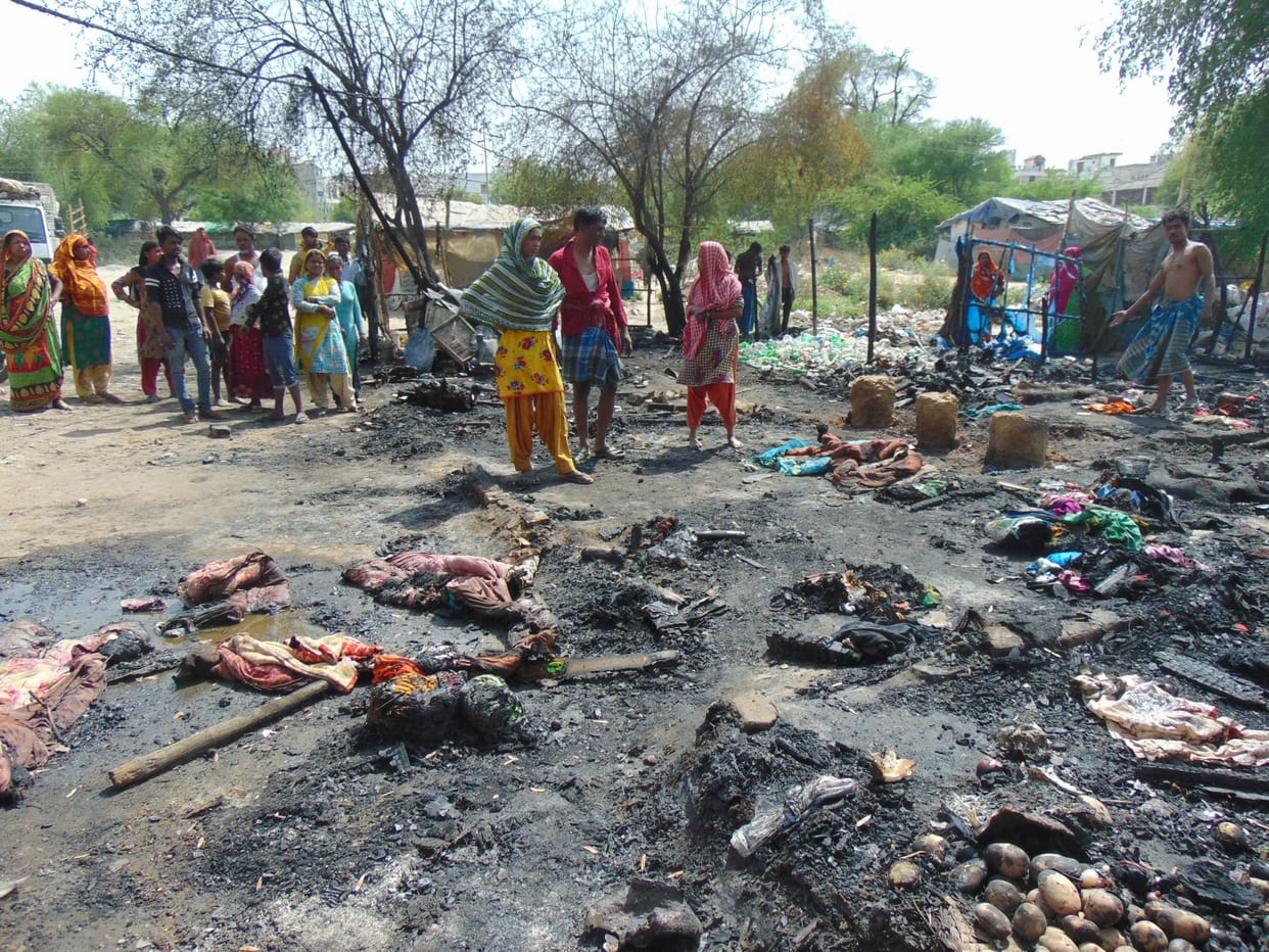 Five shanties caught fire due to cylinder burst, escaped and saved lives